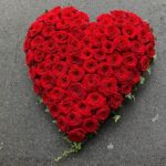 Herz mit roten Rosen